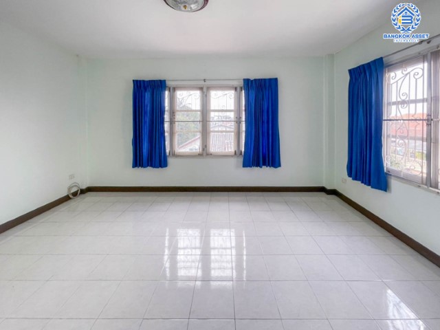 *****ทาวน์โฮม 3 ชั้นมือสอง  ม.เอกรินทร์ คลาสสิคโฮม บ้านสวย พร้อมอยู่ หลังมุม บนเนื้อที่ 33.90 ตร.ว. ฟังก์ชัน 3 ห้องนอน 3 ห้องน้ำ 2 ที่จอดรถ รายล้อมไปด้วยสิ่งอำนวยความสะดวกมากมาย ใกล้เดอะมอลล์ บางแค และรถไฟฟ้า "สถานีเพชรเกษม48" คุ้ม และราคาถูกจนต้องจองด่วน